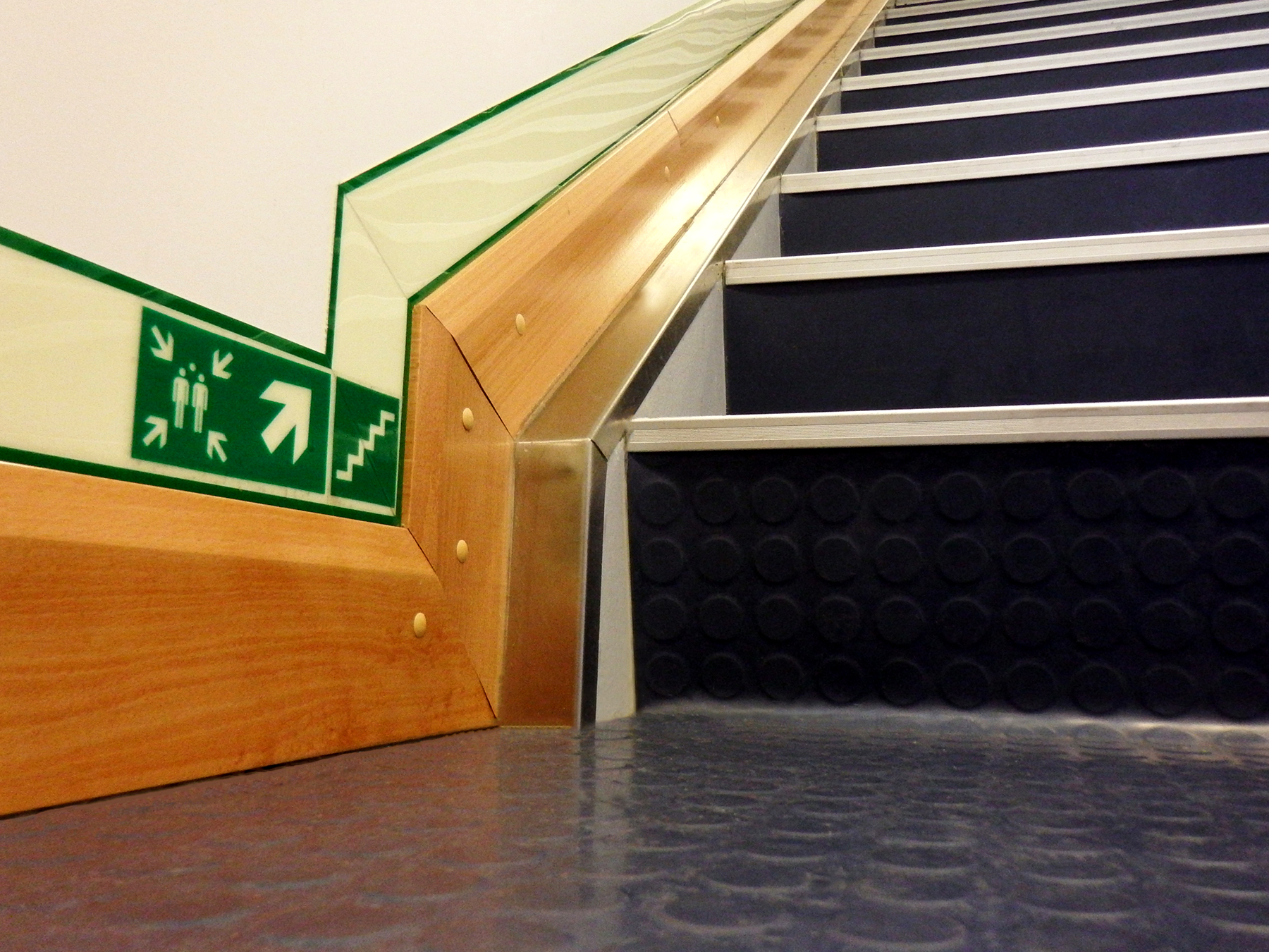 Low Location Lighting producten en diensten door Blomsma Signs & Safety