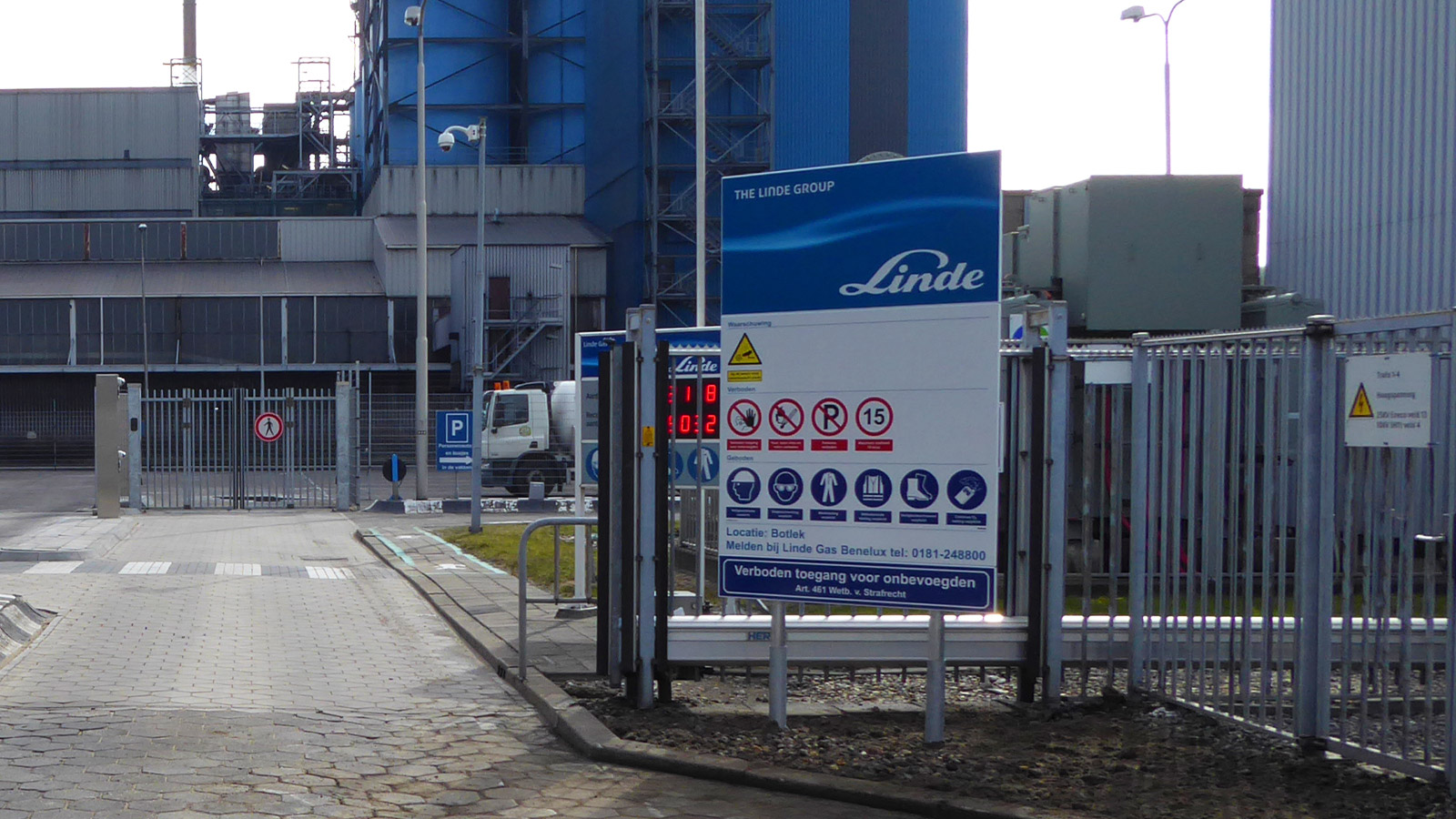 Linde Gas Benelux - Rohrleitungskennzeichnung, Tankkennzeichnung und Zugangsschilder von Blomsma Signs & Safety