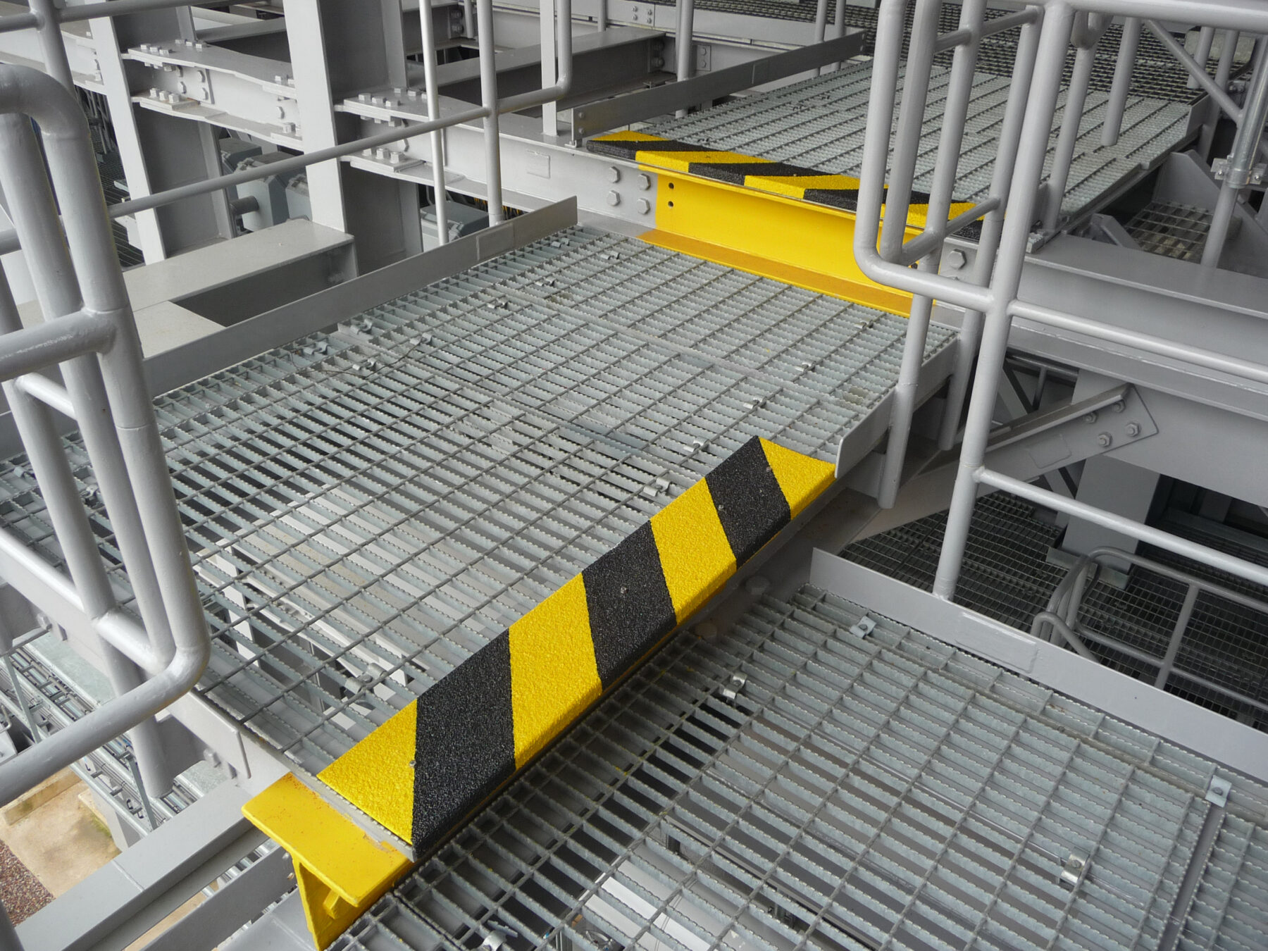 Anti-slip marking panels black yellow by Blomsma Signs & Safety