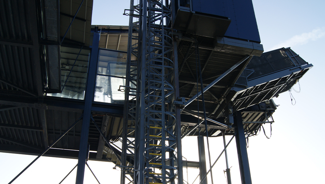 Anti-slip ladder profiles and strips in offshore