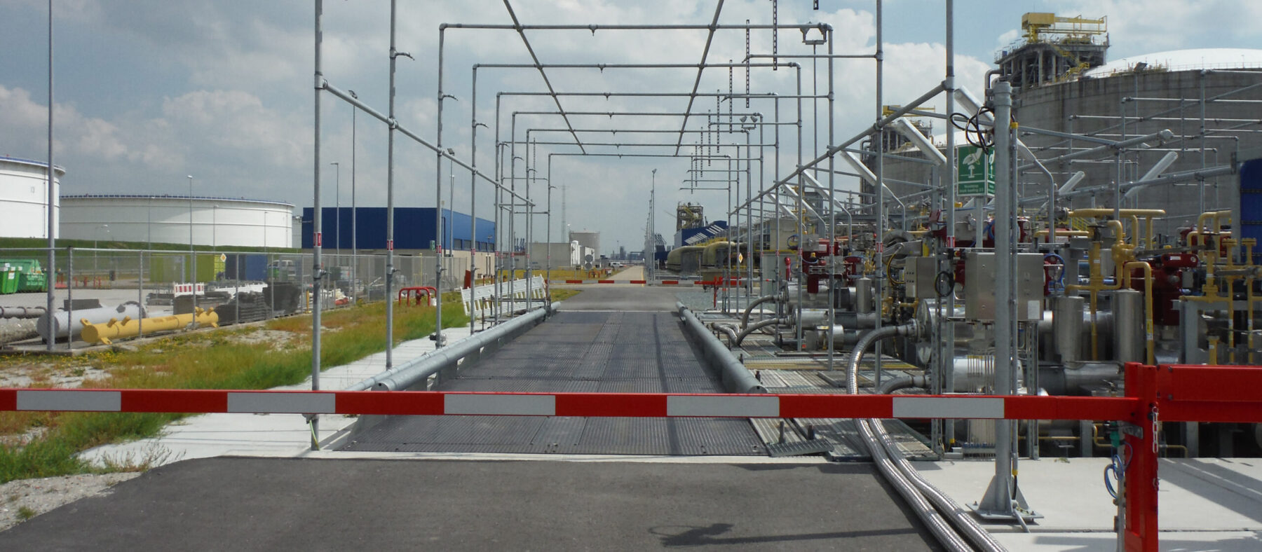 Barrieren und Markierungen für Industriegebäude und Fabriken