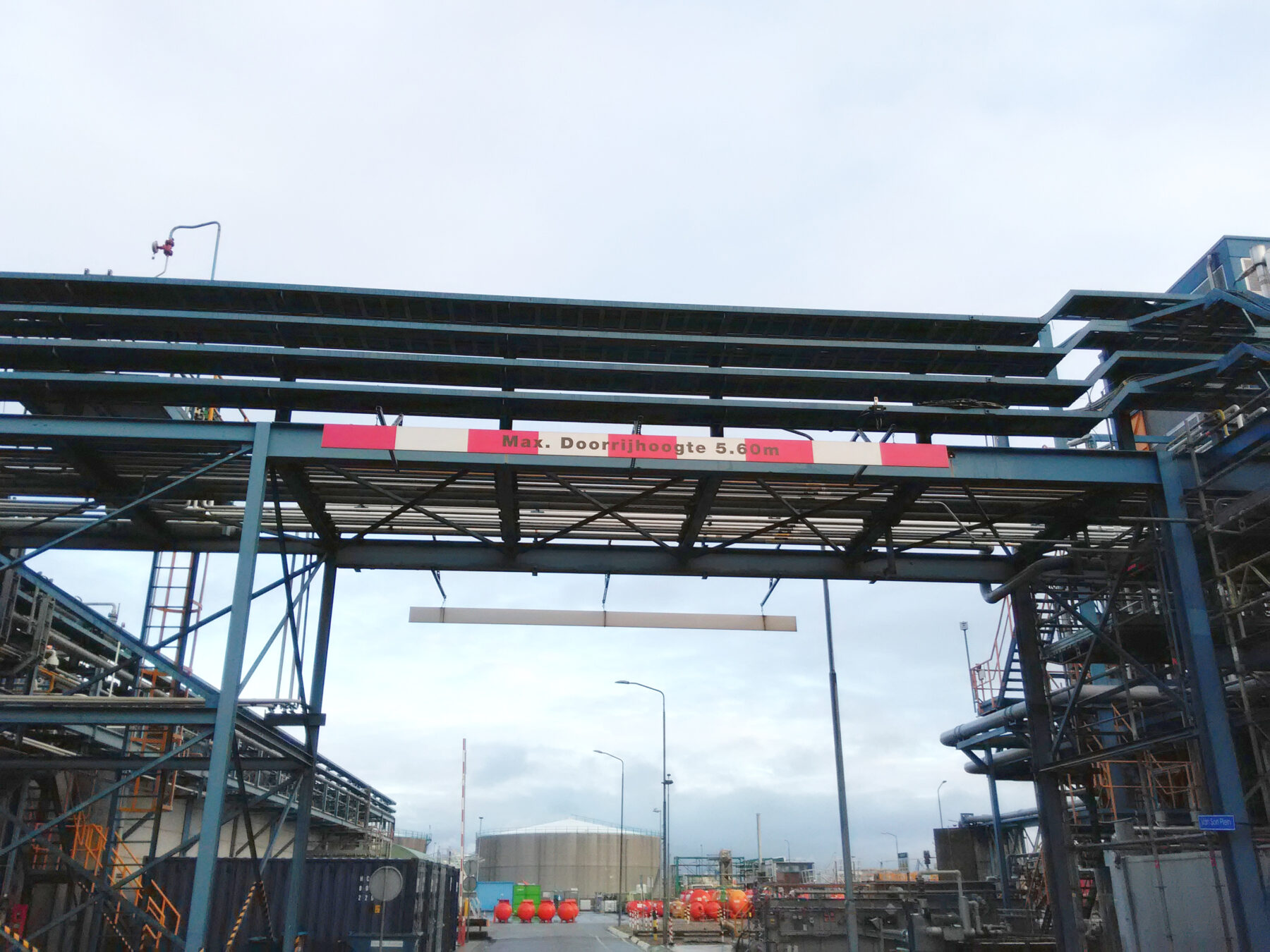 Doorrijhoogte markering en aanrijbeveiliging