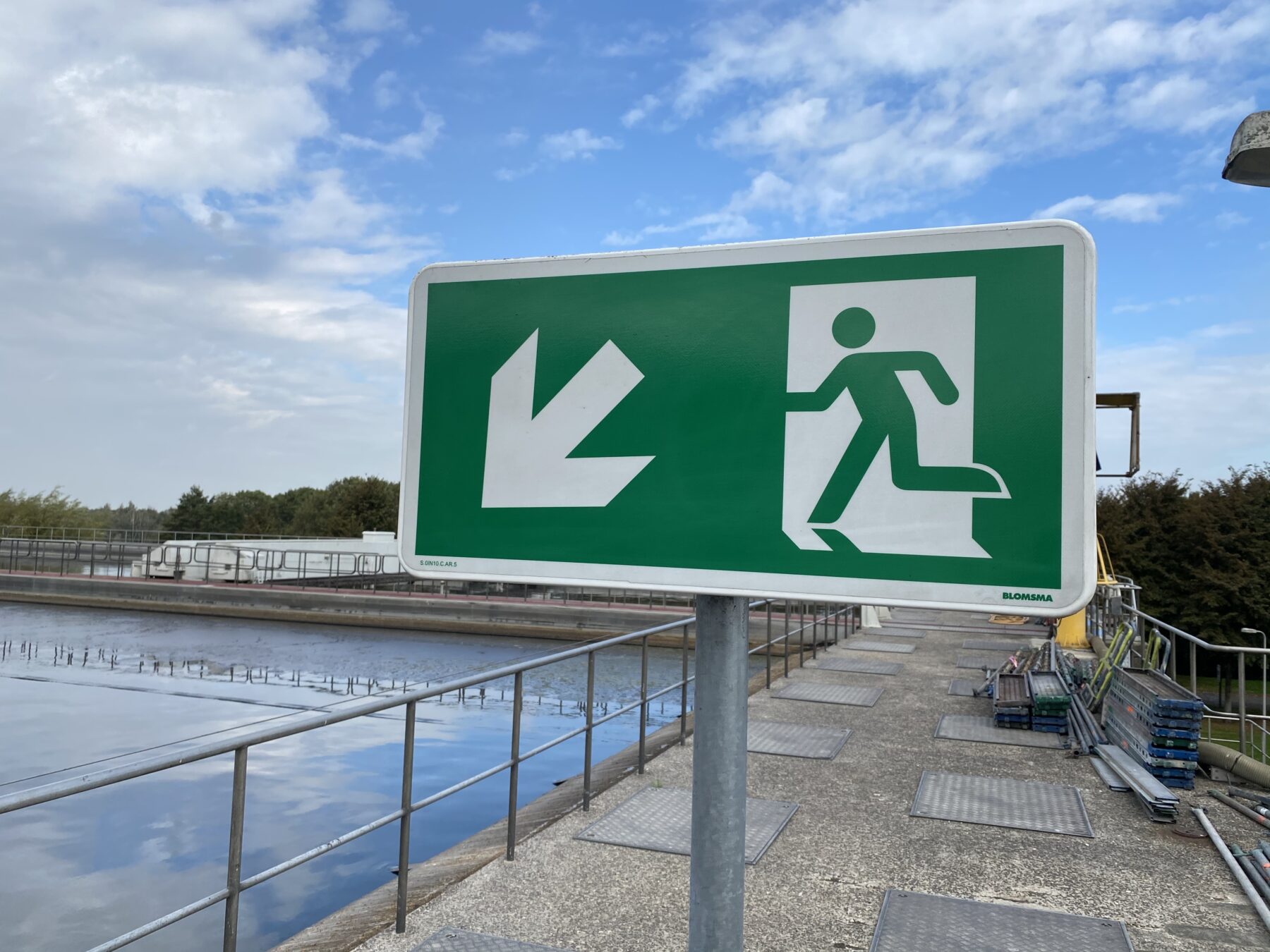 Vluchtwegmarkering door Blomsma Signs & Safety