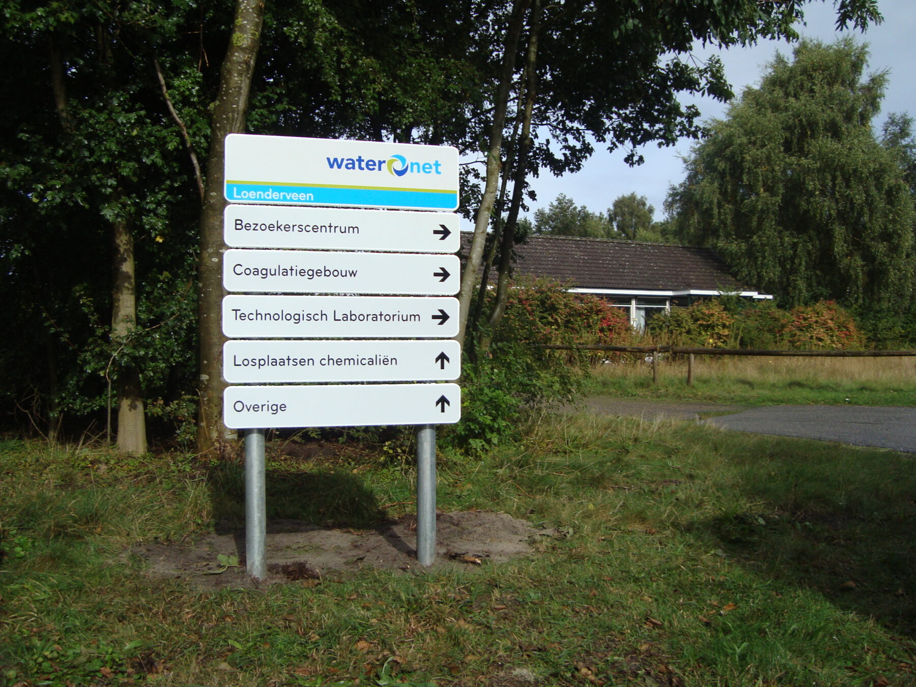 Terreinbewegwijzering waterzuivering door Blomsma Signs & Safety