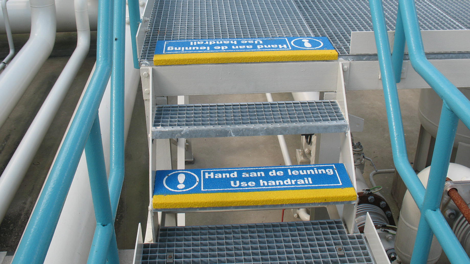 antislip handaanleuningpanelen waterzuiveringssector door Blomsma Signs & Safety