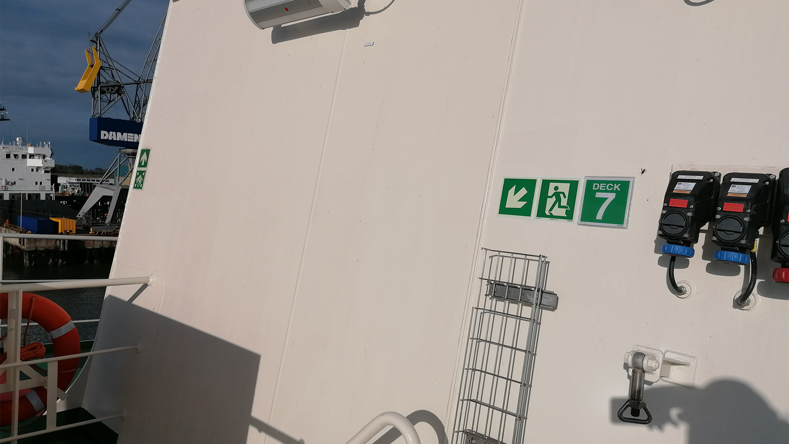 Damen Naval Nuyina ijsbreker vluchtroutegeleiding door Blomsma Signs& Safety