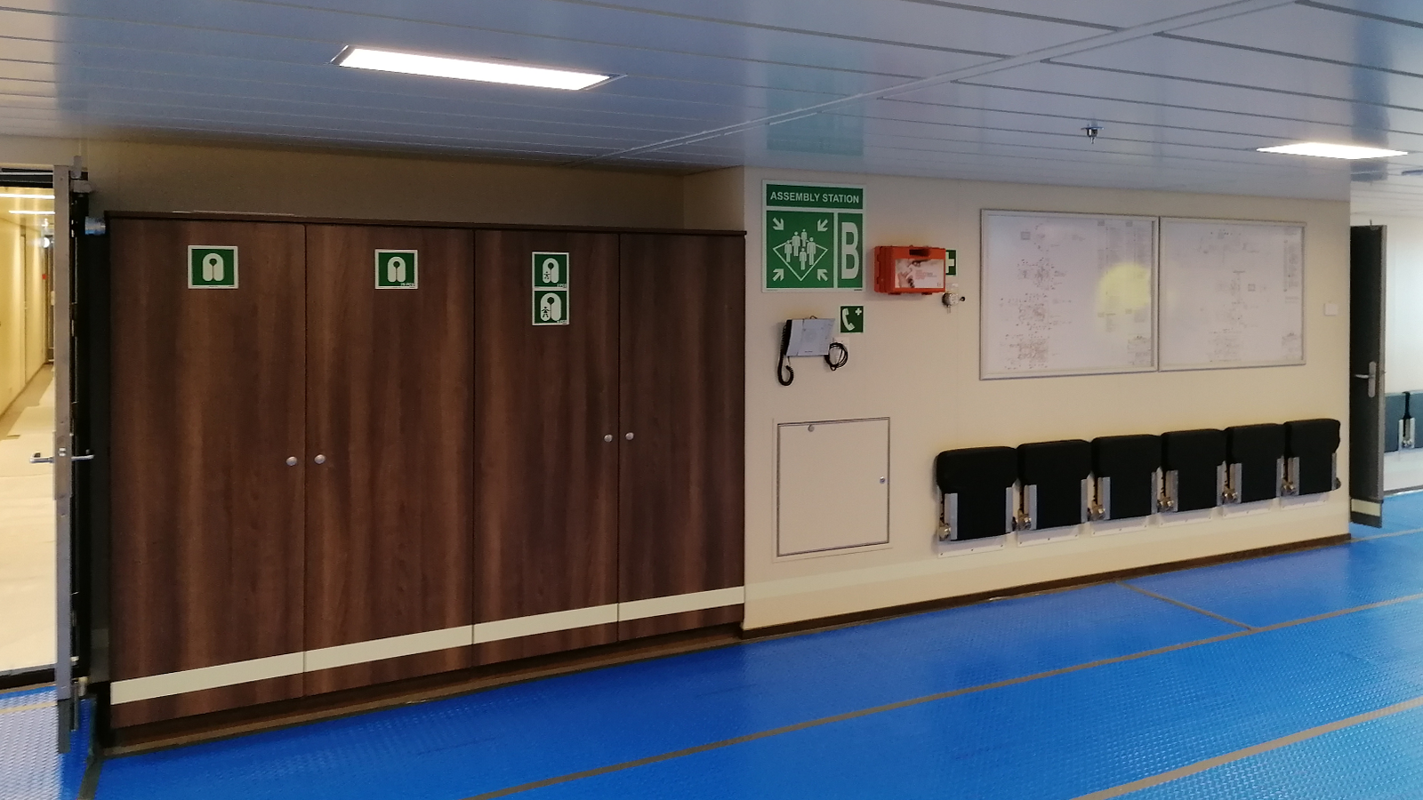 Damen Naval Nuyina ijsbreker veiligheidssignalering door Blomsma Signs& Safety