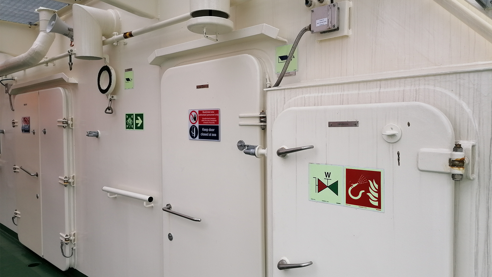 Damen Naval Nuyina ijsbreker veiligheidssignalering door Blomsma Signs& Safety