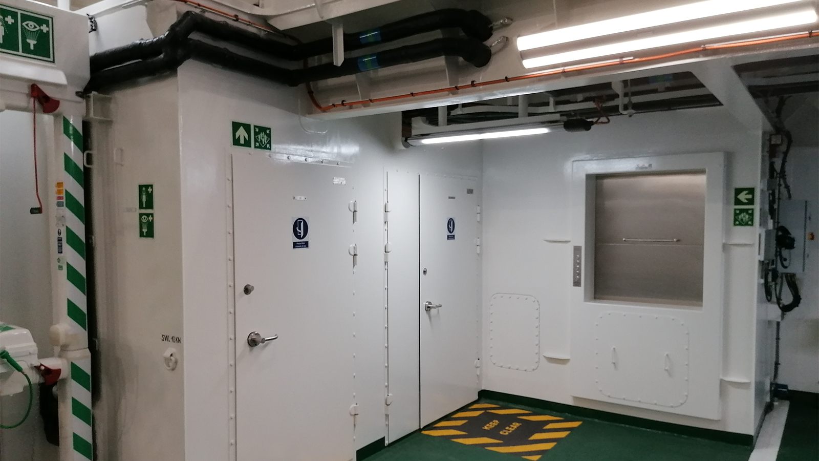 Damen Naval Nuyina ijsbreker veiligheidssignalering door Blomsma Signs& Safety
