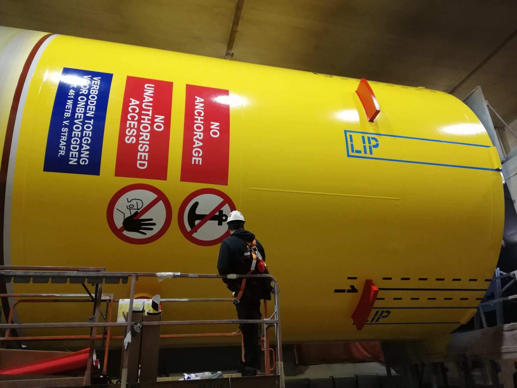 Offshore wind monopile markering en signalering Van Ginkel Groep door Blomsma Signs & Safety full image