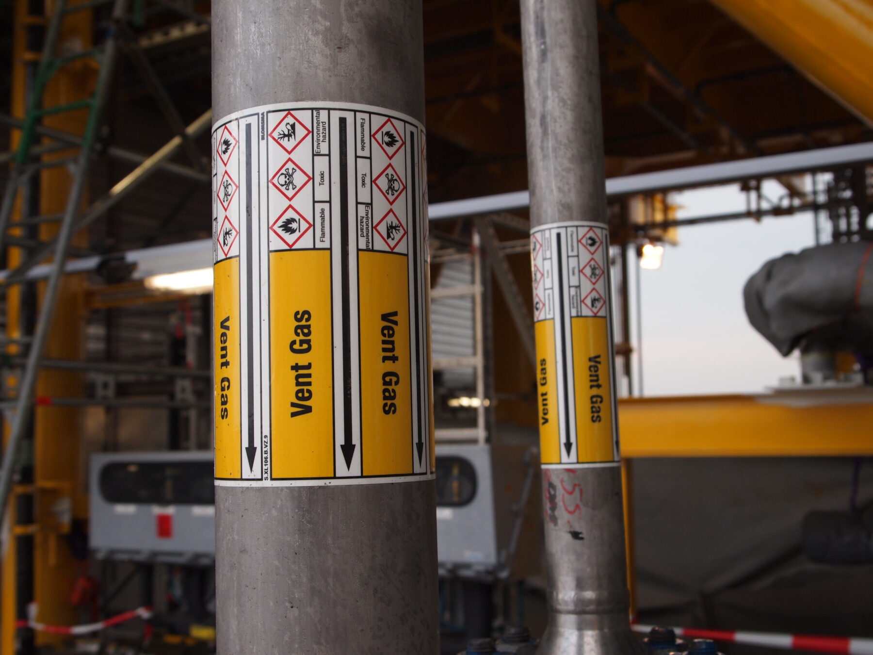 Leidingmarkering Offshore door Blomsma Signs & Safety