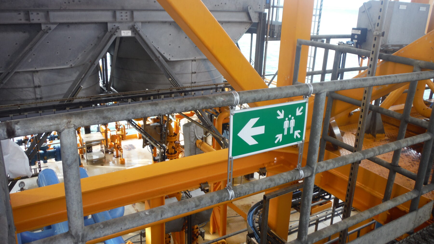 Vluchtwegmarkering Offshore door Blomsma Signs & Safety