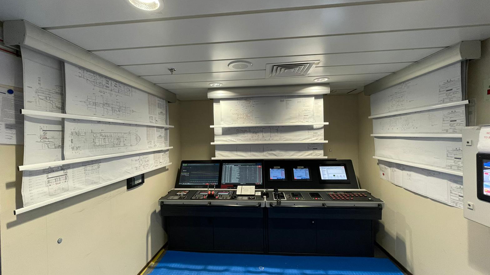 Damen Naval Nuyina ijsbreker roll down voor safety plans safety tapes door Blomsma Signs& Safety