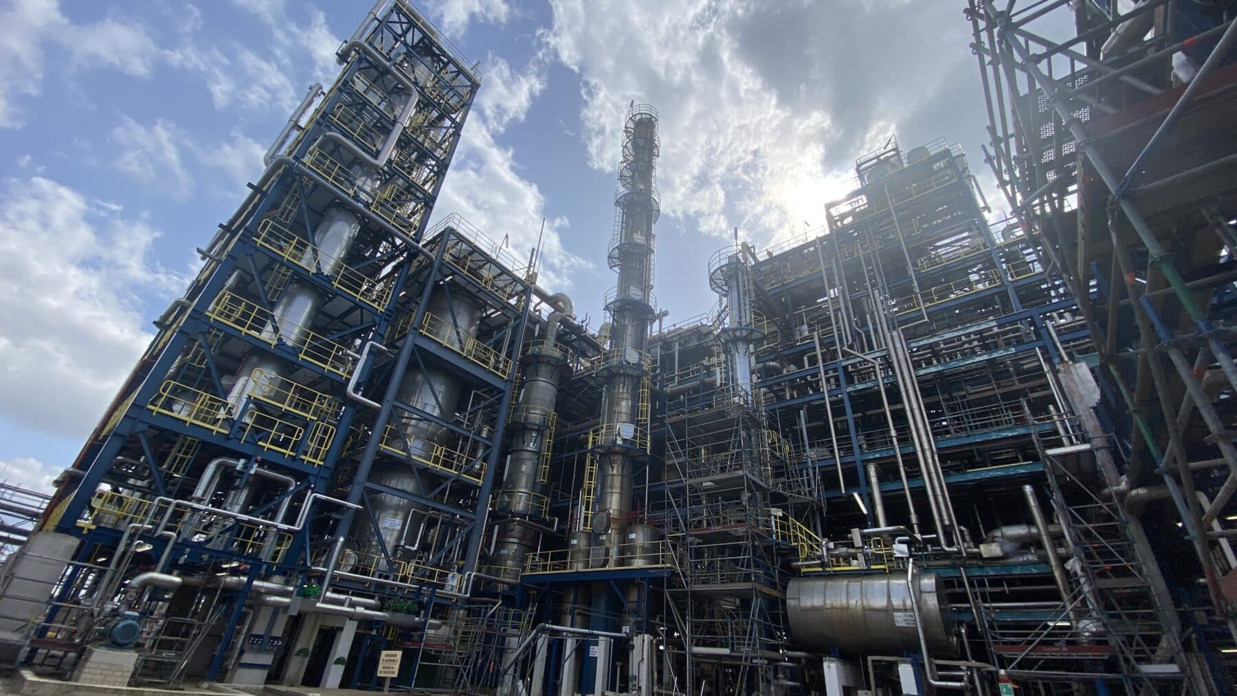 Delamine voorziet hele fabriek van ISO20560 markeringen op leidingen