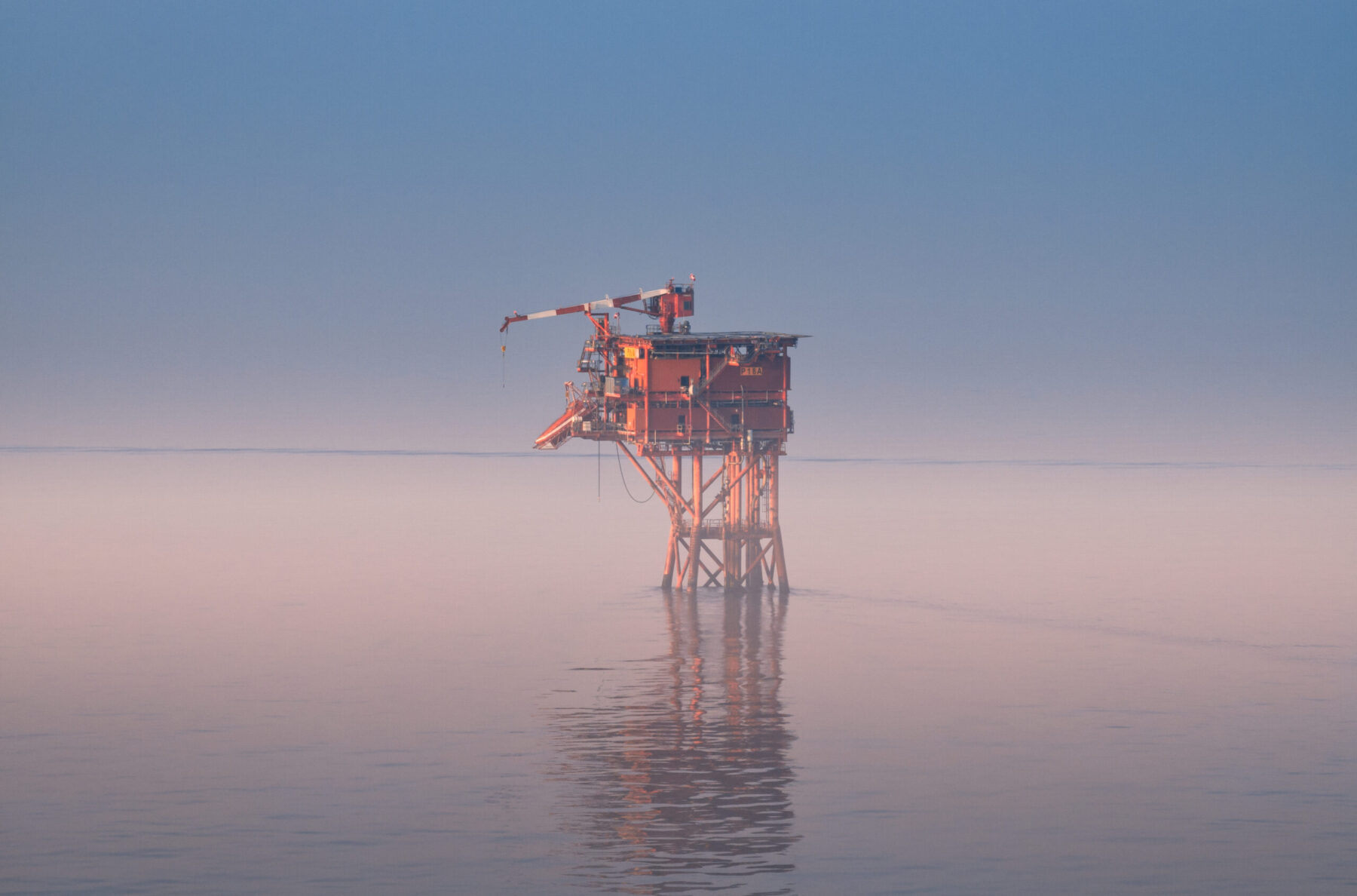 TAQA P18-platform in de mist op zee.